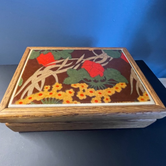 Vintage Solid oak trinket/jewelry box with ceramic tile lid strawberries - Picture 1 of 5